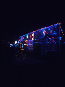 夜间居家 在圣诞节时盖上浴衣照明灯电动装饰假期院子展示辉光乐趣灯泡雪橇住宅房子家庭图片