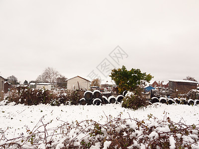 白色房子冬季关上积雪的十二月积雪堆叠t村庄森林季节木头工具建筑房子国家天气天空背景