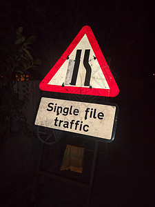夜间建筑施工时的公路交通标志单页文件流量图片