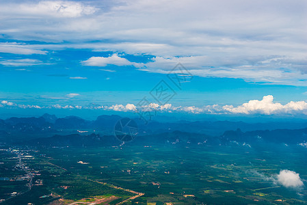 天空中的田野 云和山岳的美景p图片