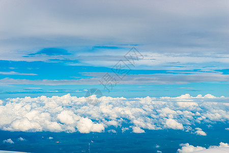 飞机窗上美丽的积云云和蓝天空a/图片