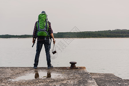 人背包旅行自由相机男性摄影师远足旅游地平线闲暇远足者享受图片