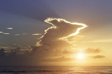 大自然美丽日出晴天戏剧性太阳射线海浪日落海岸海岸线魔法阳光图片