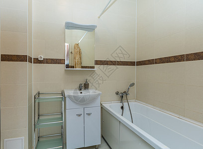 小型米油洗手间白色毛巾架淋浴财产房间地面龙头建筑学公寓浴缸图片