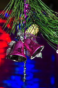 圣诞装饰品和圣诞树的一个分支松树卡片金子木头风格松果问候语季节礼物庆典图片