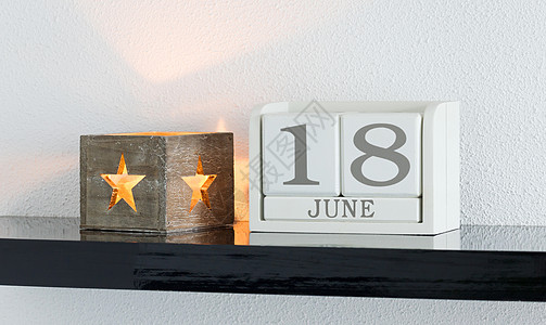 白区块日历目前日期 6月18日和历史反射蜡烛星星假期会议节日黑色烛光派对图片
