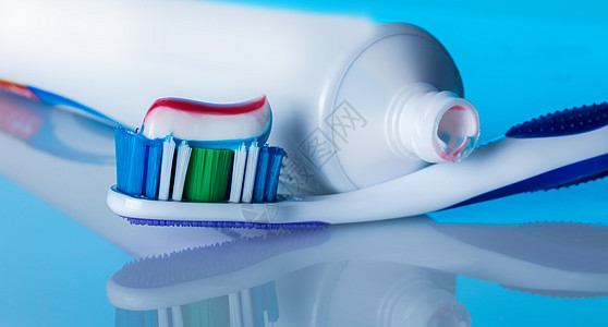 有粘糊牙刷的牙刷浴室医疗条纹牙医刷子管子塑料反射牙膏健康图片