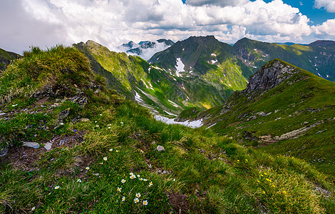 山区美丽的夏月风景海拔悬崖天堂地面环境编队气氛天气山脊山坡图片