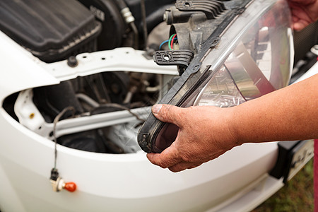 维修头灯 装有新备件的机械师安全驾驶工具破坏情况白色摩托兜帽测试车辆图片