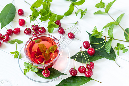 在透明玻璃杯中 环绕四周的鲜果樱桃酒图片