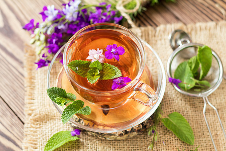 一杯夏茶加草药草本植物食物治疗早餐杯子薄荷树叶茶壶玻璃香气图片