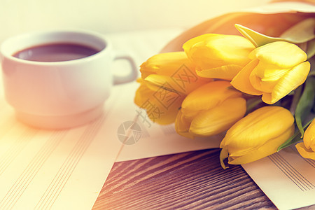 美丽的春天音乐背景 一杯咖啡 黄色郁金香图片