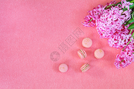 粉红色复制空间上的粉红长青和甜甜的马卡龙图片