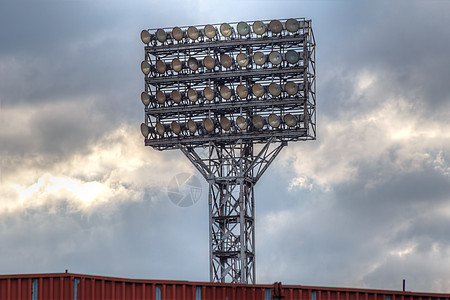 体育场的照明塔金属活力天空洪水电气力量白色蓝色足球黑色图片