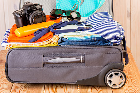 一个装满东西的手提箱 用于海上度假图片