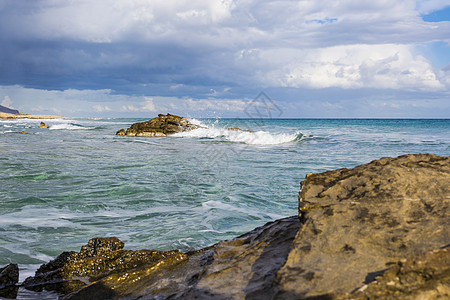 美丽的希腊海景 东克里特 西罗康马斯海滩波浪旅游热带场景晴天天空风景岩石假期蓝色图片