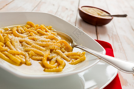 意大利薄汤的意大利皮卡图利黄色餐巾乡村白色午餐红色美食水平肉汤食物图片