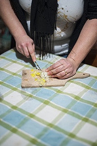 女人的手在切肉板上切菜桌子女士厨师厨房戒指烹饪绿色蔬菜营养沙拉图片