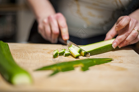 在厨房切菜板上 有一只手握着柔和的戒指 准备晚餐或午餐蔬菜木板美食宏观女士维生素食物烹饪沙拉营养图片