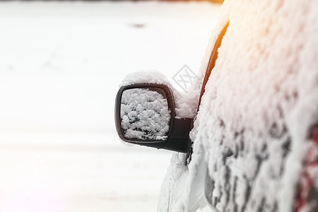 车上全是雪 后视镜上的雪 浓度暴风雪降雪镜子翅膀运输旅行冻结雪堆天气窗户图片