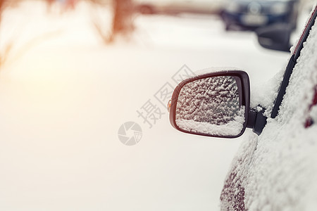 车上全是雪 后视镜上的雪 浓度街道天气暴风雪降雪镜子冻结翅膀运输季节雪花图片