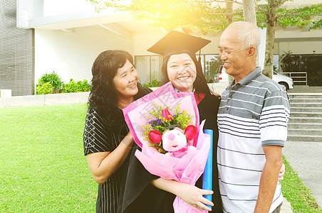 亚洲毕业亚洲父母女儿孩子们召集砂浆庆典成就教育大学学生图片