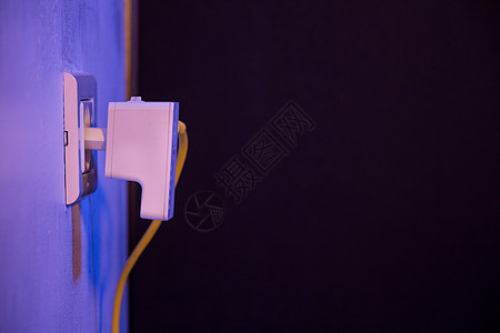 墙上配有Eepernet出租车的电插座中的无线Fi扩展器金属局域网电气连接器热点播送按钮电缆办公室天线图片