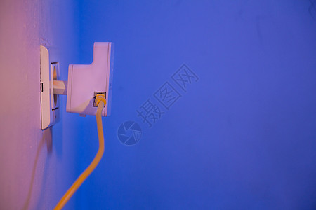 墙上配有Eepernet出租车的电插座中的无线Fi扩展器天线办公室技术工程局域网助推器信号连接器按钮切入点图片