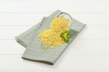 未烹煮的字母顺序面条餐垫背景字母形木制食物白色黄色小麦数字图片