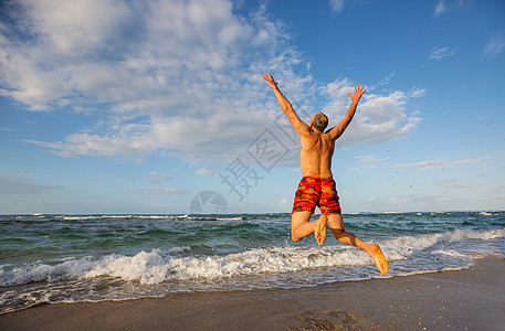 跳跳男孩幸福乐趣喜悦运动优胜者男生假期自由飞行日出图片