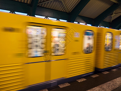 搬动列车自然光黄色选择性速度运动行动焦点火车图片