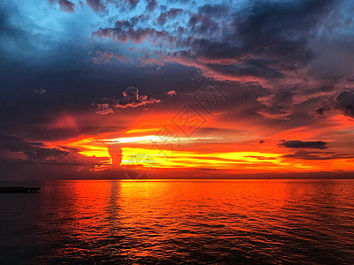 美丽的日落和黄昏天空热带场景海浪太阳日出假期地平线墙纸反射海滩图片