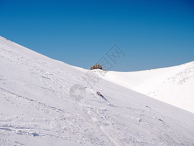 卡拉夫里塔的赫尔莫斯山顶晴天滑雪鸟瞰图天空头盔白色高度胜地中心蓝色图片