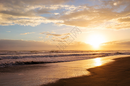 海上日落娱乐海滩冲浪闲暇海洋热带旅行阳光日出山脉图片