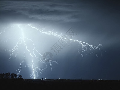 天空中的闪电 天空中的放电螺栓收费释放暴雨霹雳戏剧性蓝色雷雨震惊场地图片