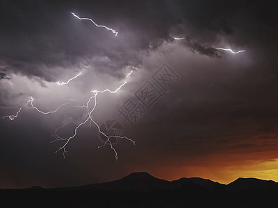天空中的闪电 天空中的放电危险暴雨雷雨场地收费灰蒙蒙天气霹雳力量释放背景图片