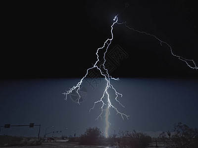 天空中的闪电 天空中的放电暴雨蓝色闪光天气耀斑雷雨活力危险收费反射图片