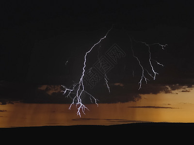 天空中的闪电 天空中的放电力量电气火花射线霹雳辉光暴雨震惊危险闪光图片