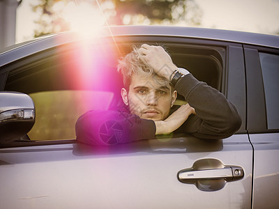 英俊的年轻人驾驶汽车座位成人男性商务奢华安全男人司机车轮金发图片