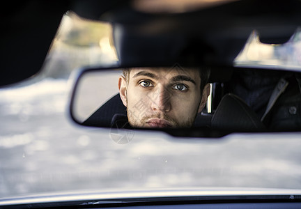 英俊的年轻人驾驶汽车成人商务窗户男人安全套装人士镜子金发司机图片
