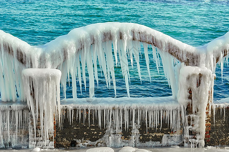 带冰柱的Icy Arch冻结寒冷冰雪季节天气冷冻磨砂白霜水晶环境图片