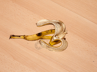 木板层地板上剥皮的香蕉皮 危险面木头风险垃圾食物惊喜运气失败警告皮肤皮革图片