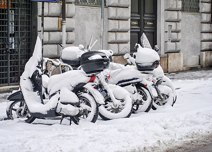 一组雪覆盖的摩托车图片