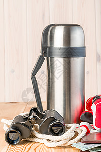 热茶 双筒望远镜 绳子和手套加热热水 以备危险图片