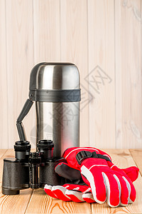 双筒望远镜 手套和加茶茶的热水器 准备迎接困难的喜庆图片