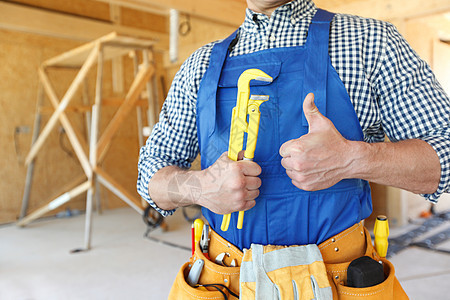 有猴子扳手的男人维修工具机械技术承包商服务蓝色管道建筑工作图片