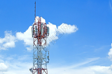 蓝色天空中的信号塔图片
