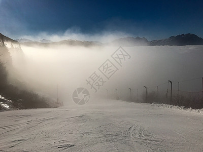 冬季阿尔卑斯山树木娱乐小木屋晴天房子松树雪堆滑雪村庄蓝色图片