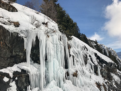 冬季阿尔卑斯山雪堆村庄高度树木小木屋高山娱乐滑雪木头房子图片