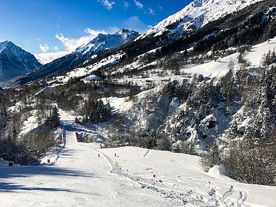 冬季阿尔卑斯山季节蓝色小木屋天空树木雪堆建筑高山松树村庄图片